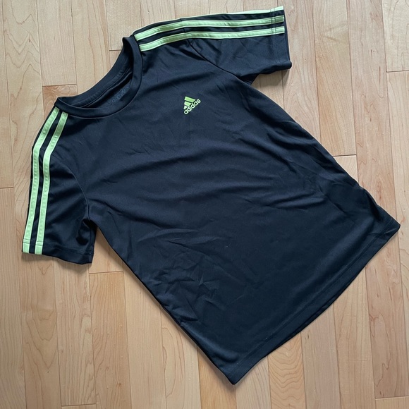 Kid black adidas (yellow details) sport t-shirt. 100% polyester - Picture 2 of 5